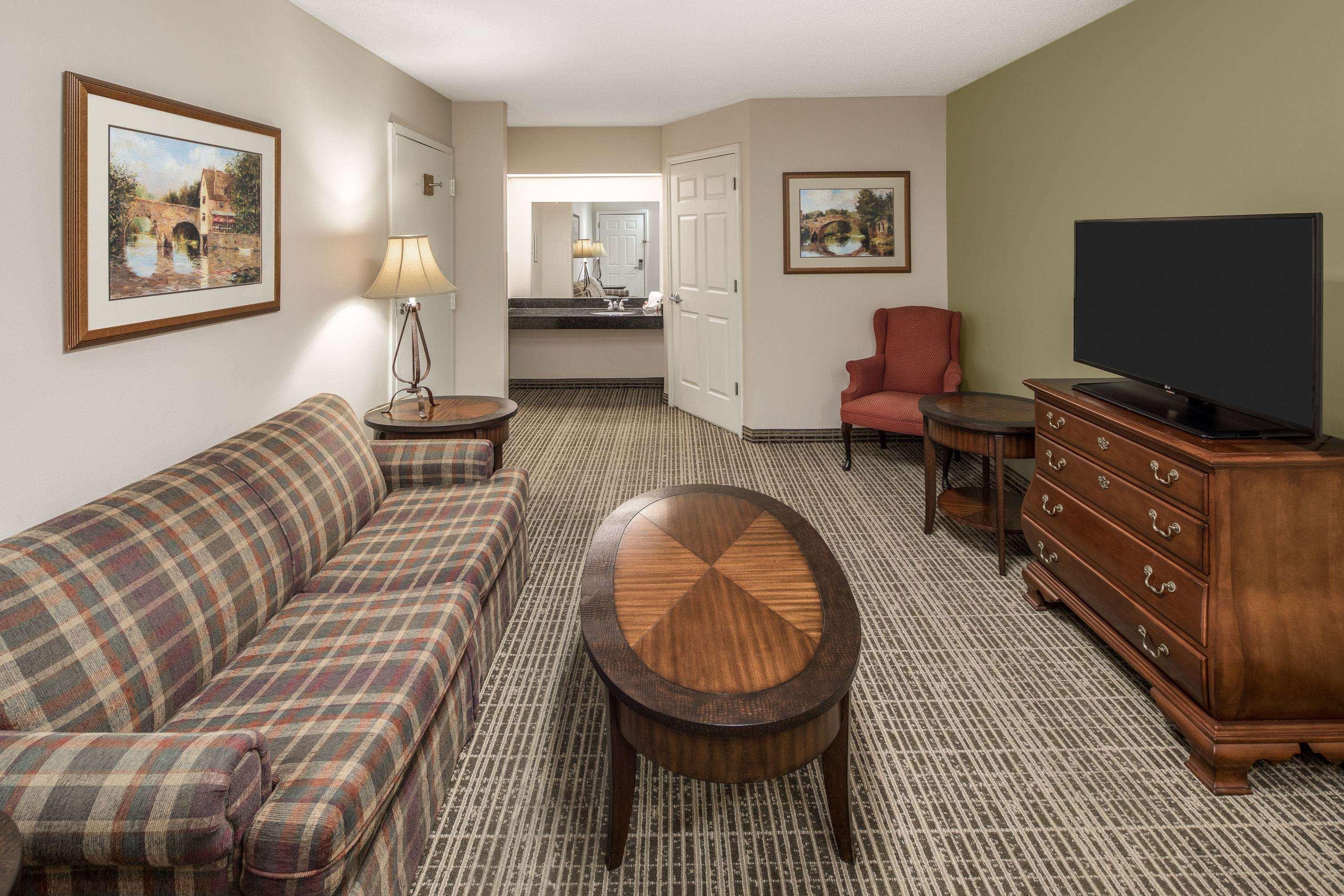 Baymont By Wyndham Cleveland Motel Exterior foto