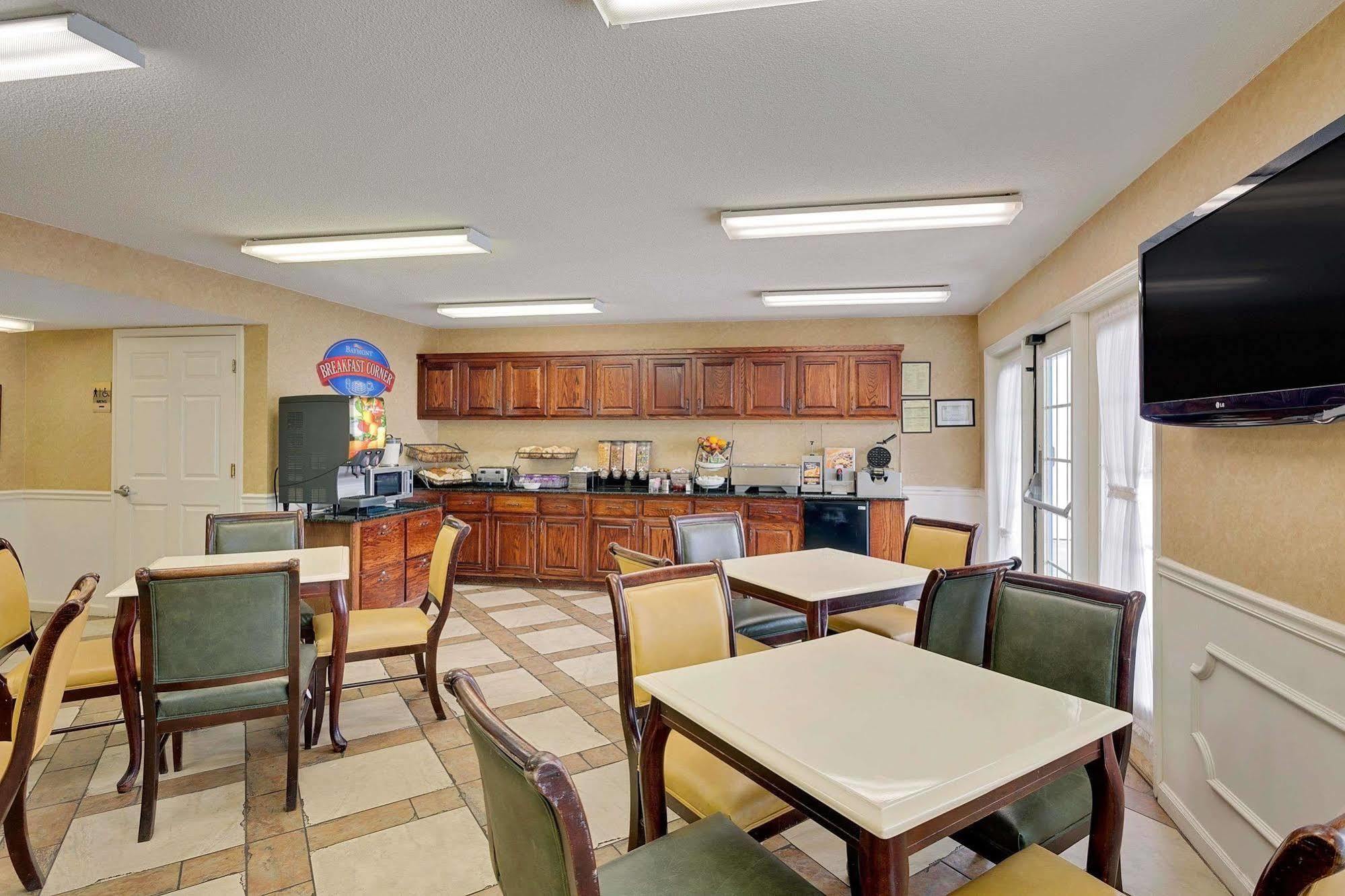 Baymont By Wyndham Cleveland Motel Exterior foto