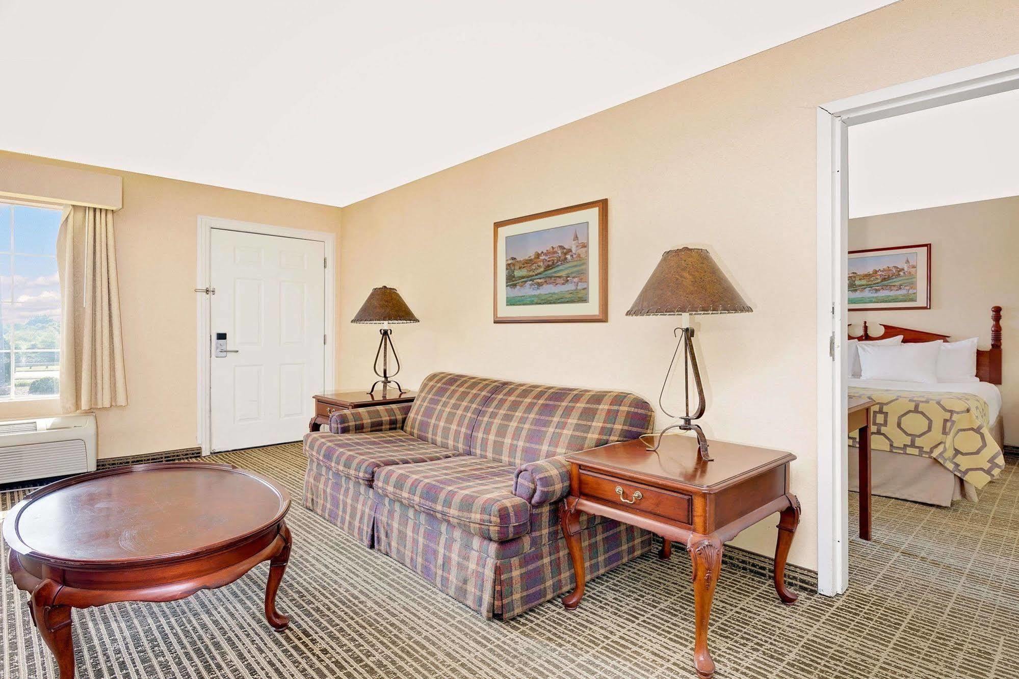Baymont By Wyndham Cleveland Motel Exterior foto